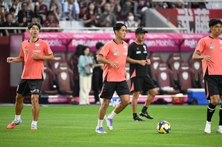 約４カ月ぶりにベンチ入りする武藤。試合前に大迫（左）らとウオーミングアップした＝１６日午後、ノエビアスタジアム神戸（撮影・斎藤雅志）