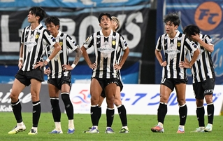 神戸－横浜ＦＣ　横浜ＦＣに０-１で敗れ、肩を落とす大迫（右から２人目）や武藤（左から３人目）ら神戸イレブン（撮影・斎藤雅志）
