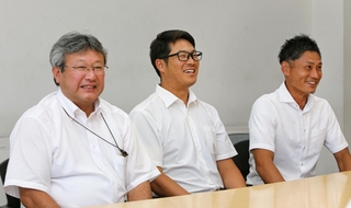抱負を語る神港学園の（左から）若浦直樹校長、中尾駿佑監督、正木大輔部長＝神戸新聞社（撮影・小西啓介）