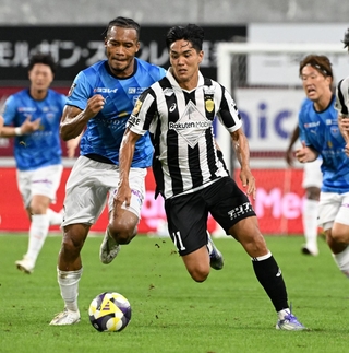 神戸－横浜ＦＣ　後半、ドリブルで突進する武藤＝１６日午後、ノエビアスタジアム神戸（撮影・斎藤雅志）