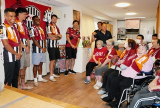 Ｊ１神戸の（左から）エリキ、カエターノ、ジェアンパトリッキ、トゥーレルの訪問に喜ぶ高齢者ら＝神戸市兵庫区、高齢者総合福祉施設オリンピア兵庫