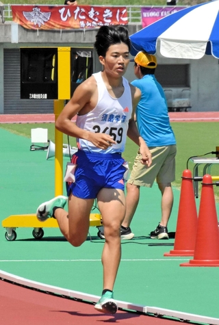 男子２年１５００メートル決勝　大会新記録で優勝した須磨学園の梅田大陸＝三木市、三木総合防災公園陸上競技場