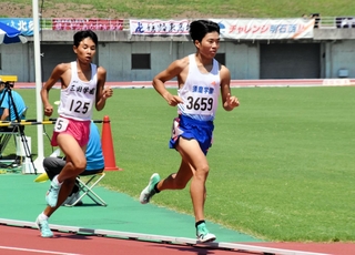 男子２年１５００メートル決勝　大会新記録で優勝した須磨学園の梅田大陸（右）＝三木市、三木総合防災公園陸上競技場