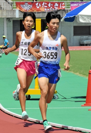 男子２年１５００メートル決勝　大会新記録で優勝した須磨学園の梅田大陸（右）