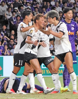 広島－神戸　後半４３分、オウンゴールで先制し、喜び合う神戸イレブン＝エディオンピースウイング広島