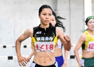 女子２年４００メートル障害決勝　大会新記録で優勝した姫路飾西の家氏美和＝三木市、三木総合防災公園陸上競技場