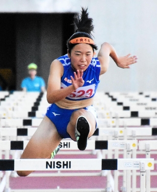 女子１年１００メートル障害決勝　優勝した滝川第二の福田花奏