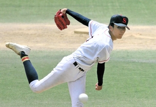 兵庫大会決勝で完封した神港学園のエース奥田＝５日、三田市神姫バスキッピー（撮影・初鹿野俊）