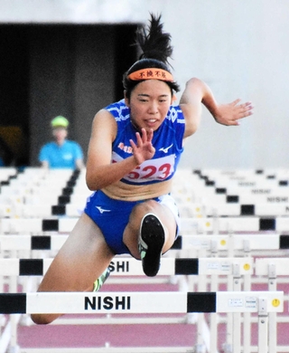 女子１年１００メートル障害決勝　優勝した滝川第二の福田花奏