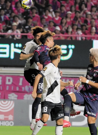 Ｃ大阪－神戸　前半、シュートを放つ神戸・宮代（９）＝ヨドコウ桜スタジアム（撮影・中西幸大）
