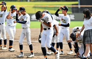 初戦で完封負けし、泣き崩れる神港学園ナイン＝姫路市ウインク球場