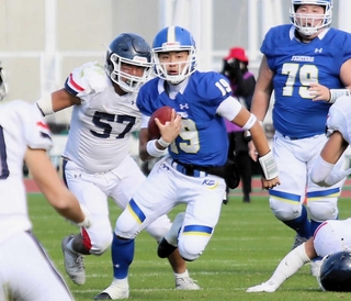 昨年の全日本大学選手権準々決勝の慶大戦で攻め込む関学大のＱＢ星野太（中央）。兄星野秀とのポジション争いにも注目だ＝２０２４年１１月、ユニバー記念競技場