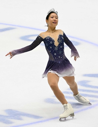 サマーカップの女子ＳＰで華麗な演技を見せる三原舞依＝１１日、大津市の木下カンセーアイスアリーナ（撮影・斎藤雅志）