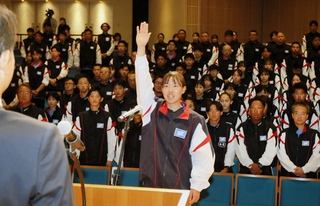 選手宣誓するソフトテニスの佐藤日香莉＝神戸市中央区、神戸朝日ホール