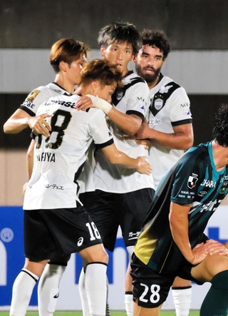 相模原－神戸　前半３０分、頭で同点ゴールを挙げて味方と喜び合う神戸の小松（中央）＝レモンガススタジアム平塚