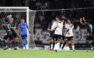相模原－神戸　前半１５分、先制点を奪われ、うなだれる神戸イレブン＝レモンガススタジアム平塚