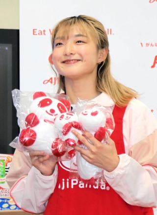 オリジナルグッズを贈られ喜ぶ坂本花織＝大阪市北区、味の素グループ大阪支社