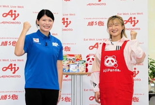 サポートを受ける味の素社員とポーズをとる坂本花織（右）＝大阪市北区、味の素グループ大阪支社