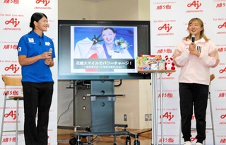サポートを受ける味の素社員と対談する坂本花織（右）＝大阪市北区、味の素グループ大阪支社