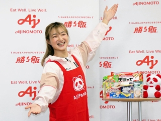 エプロン姿でポーズをとる坂本花織＝大阪市北区、味の素グループ大阪支社