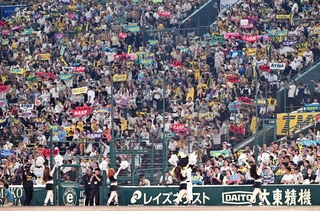 阪神－巨人　７回裏の攻撃を前に盛り上がる阪神ファン＝２９日午後、西宮市の甲子園球場（撮影・斎藤雅志）