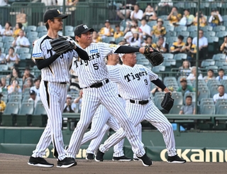 試合前、ファーストピッチセレモニーで登場した大和（左端）や浜中（左から２人目）ら阪神のＯＢ選手２９日午後、西宮市の甲子園球場（撮影・斎藤雅志）