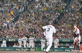 阪神－巨人　５回裏１死満塁、大竹の適時打で三走の大山が生還。１-１と追いつき盛り上がるスタンド＝２９日午後、西宮市の甲子園球場（撮影・斎藤雅志）