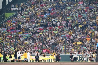 阪神－巨人　７回裏の攻撃を前に盛り上がる阪神ファン＝２９日午後、西宮市の甲子園球場（撮影・斎藤雅志）