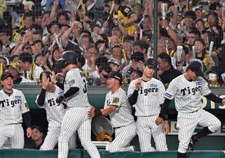 阪神－巨人　５回裏１死満塁、大竹の適時打で三走の大山が生還。１-１と追いつき盛り上がるベンチと観客＝２９日午後、西宮市の甲子園球場（撮影・斎藤雅志）