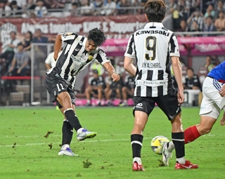 神戸-横浜Ｍ　前半、右足シュートで先制ゴールを決める神戸の武藤＝ノエビアスタジアム神戸（撮影・風斗雅博）