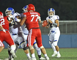 関学大－甲南大　関学大の攻撃をけん引したＱＢ星野秀（右端）＝撮影・丸山桃奈