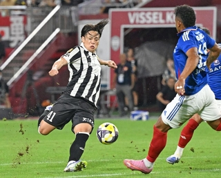 サポーターの拍手を背に古巣の横浜Ｍと戦った神戸の永戸勝也（左）＝８月３０日、ノエビアスタジアム神戸（撮影・風斗雅博）