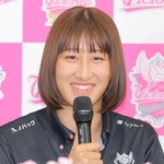 ドレスナーＳＣへの移籍が決まり笑顔を見せる姫路の秋本美空＝ＴＫＰ東京駅カンファレンスセンター（撮影・吉澤敬太）