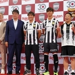 Ｊ１神戸の３０周年慈善試合のトークショーで登壇した（左から）永島優美さん、スチュアート・バクスター氏、永島昭浩さん、大久保嘉人さん、佐々木大樹、安田大サーカス団長、モーヴィ＝神戸市兵庫区、ノエビアスタジアム神戸