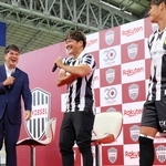 Ｊ１神戸の３０周年慈善試合のトークショーで、エースナンバー「１３」について語った（右から）佐々木大樹、大久保嘉人さん、永島昭浩さん＝神戸市兵庫区、ノエビアスタジアム神戸