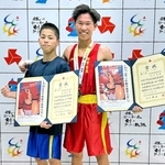 西宮香風勢でそろってボクシング男子の頂点に立ったフライ級・川口烈来（右）とピン級・山谷友優＝岡山県玉野市（同校提供）