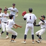 １０年ぶりの優勝を決め、エース奥田（１）の下に駆け寄る神港学園ナイン