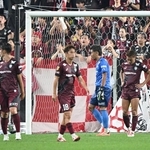 神戸－東洋大　前半、東洋大に追いつかれ肩を落とすＧＫ新井（右から２人目）ら神戸イレブン＝ノエビアスタジアム神戸（撮影・斎藤雅志）