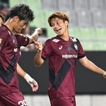 神戸－東洋大　前半、ゴールを決めて喜ぶ井出（右）。神戸が１-０と先制する＝ノエビアスタジアム神戸（撮影・斎藤雅志）