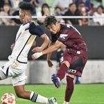 神戸－東洋大　前半、シュートを放つ神戸の小松＝ノエビアスタジアム神戸（撮影・斎藤雅志）