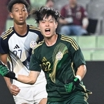 ゴールを阻み、こぶしを握る東洋大のＧＫ磐井稜真（２２）＝６日、ノエビアスタジアム神戸