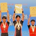 重量挙げ男子６７キロ級で優勝した明石南の松岡甚一朗（中央）＝同校提供