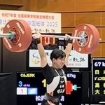 重量挙げ男子６７キロ級をトータル２４３キロで制した明石南の松岡甚一朗（同校提供）