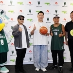 Ｂ２神戸の応援歌を制作したベリーグッドマンの３人（中央）と神戸の渋谷順社長（右端）、マスコットのストーキー＝神戸市中央区