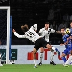 町田－神戸　前半６分、町田・中山の左足ミドルシュートで先制を許す＝町田ＧＩＯＮスタジアム