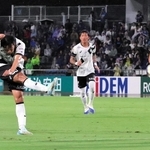 町田－神戸　前半終了間際、神戸の広瀬がシュートを放つも阻まれる＝町田ＧＩＯＮスタジアム