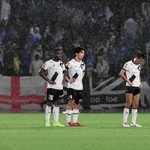 町田－神戸　８試合ぶりに敗れ、肩を落とす神戸イレブン＝町田ＧＩＯＮスタジアム