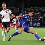 神戸の佐々木（左）の進入を阻む町田の菊池＝町田ＧＩＯＮスタジアム