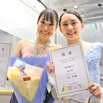サマーカップで３位に入った三原舞依（左）と４位の三宅咲綺＝大津市、木下カンセーアイスアリーナ