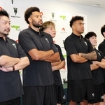 新入団会見に臨んだ（左から）川辺泰三新監督、ヨーリ・チャイルズ、木村圭吾、八村阿蓮、寺園脩斗、笹倉怜寿＝ジーライオンアリーナ神戸